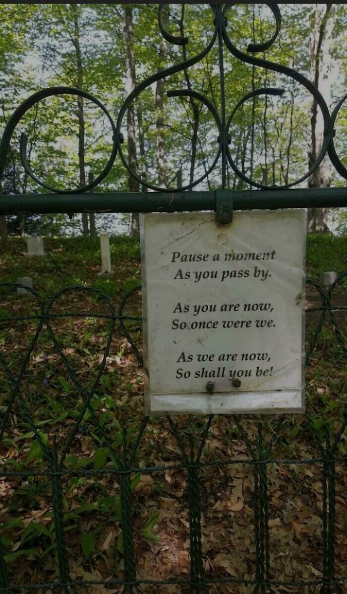 Panneau sur une porte de cimetière