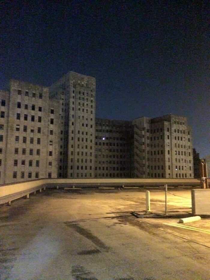 Cet hôpital abandonné a eu un visiteur la nuit dernière