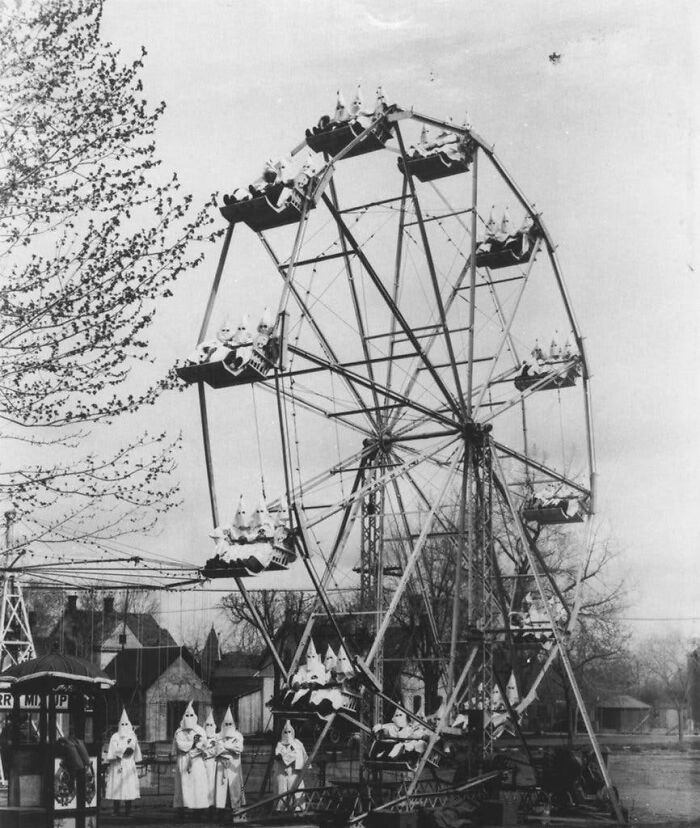 Ces types à chapeau pointu profitent d’un tour de grande roue.