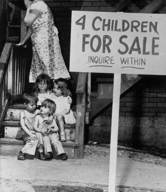 une mère qui cache son visage alors qu’elle met ses enfants en vente (chicago usa, 1948)