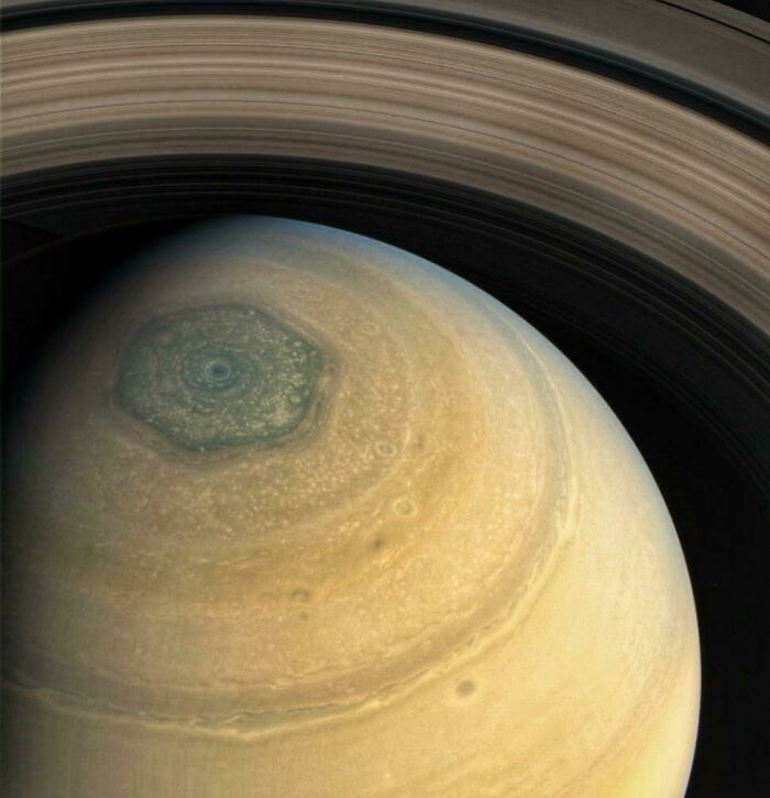 le pôle nord de saturn est un hexagone