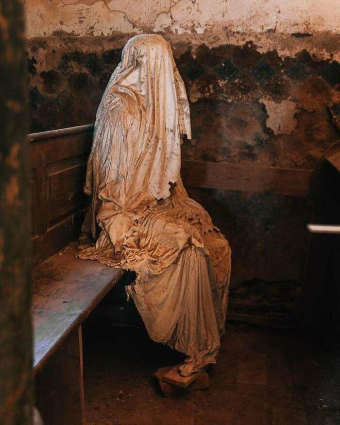 L’église abandonnée d’un petit village tchèque reste un sanctuaire rempli de sculptures fantômes des paroissiens qui y sont décédés.