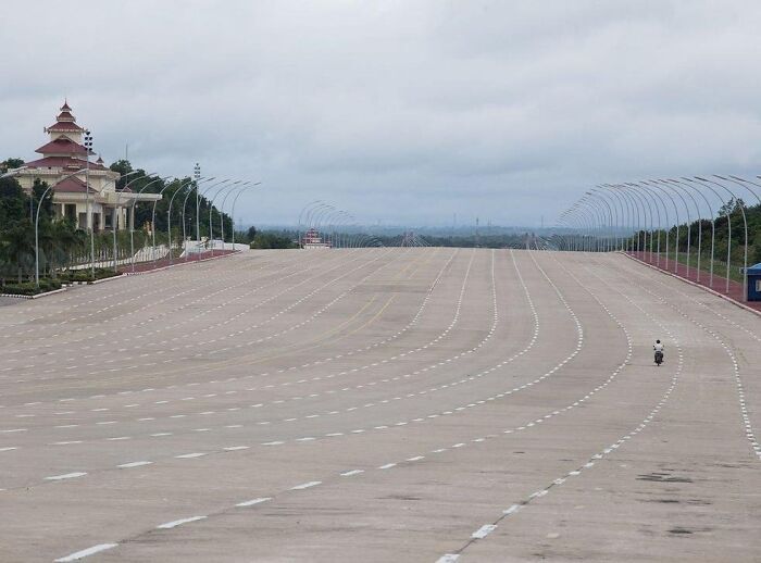 c’est la principale autoroute à 20 voies de la capitale du myanmar, naypyidaw. cette ville fantôme n’existe que parce que la voyante du chef militaire l’a dit. certains disent que la route est pour l’avenir, lorsque la ville sera peuplée. plus de dix ans ont passé, et rien n’a changé.