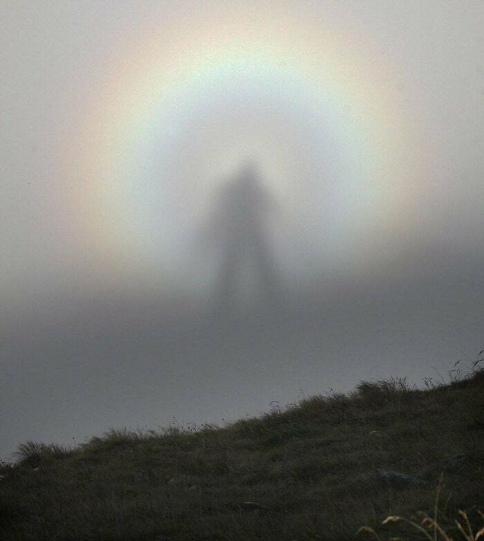 une vue optique rare, le “spectre de Brocken”, qui se produit lorsqu’une personne se tient à une altitude plus élevée dans les montagnes et voit son ombre projetée sur un nuage à une altitude plus basse.