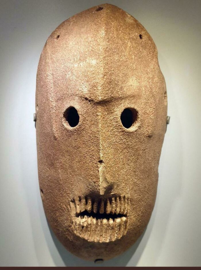 Ce masque de pierre vieux de 9000 ans est le plus vieux masque du monde et a été trouvé dans le désert du Judée en Israël.