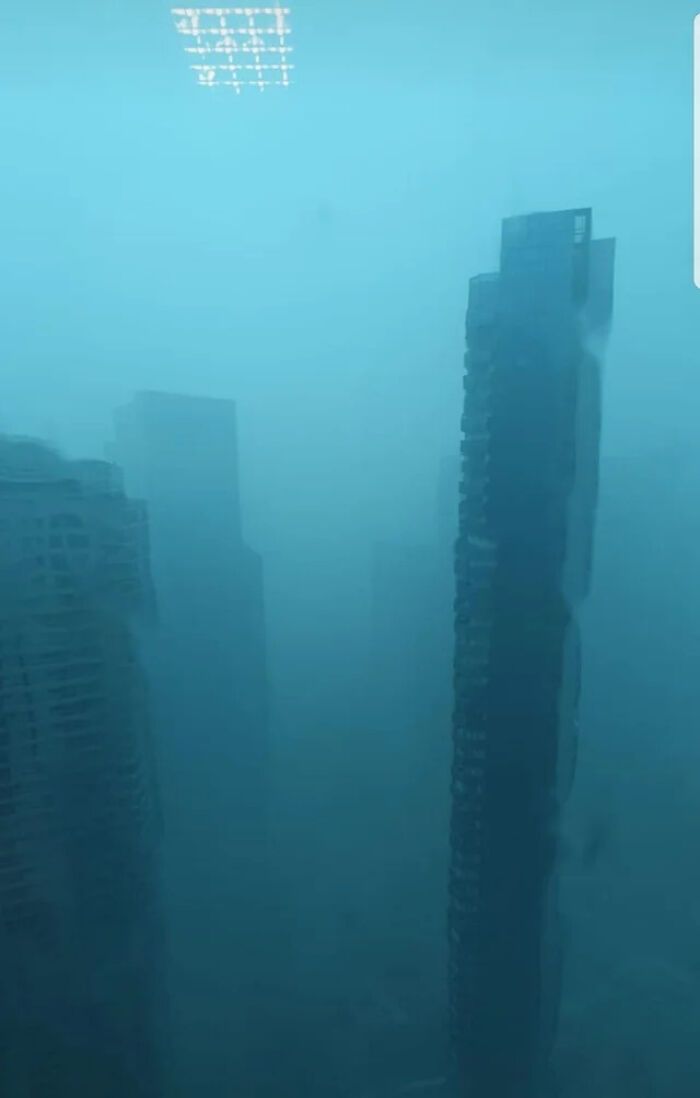 la vue d’un immeuble d’habitation pendant une tempête de pluie