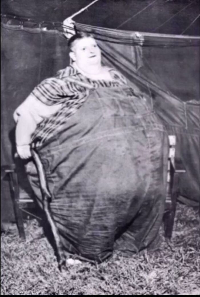 voici robert earl hughes, né le 7/4/1926. de son vivant, il était l’être humain le plus lourd enregistré, pesant 1 071 lb (486 kg) il reste l’être humain le plus lourd du monde capable de marcher sans aide.