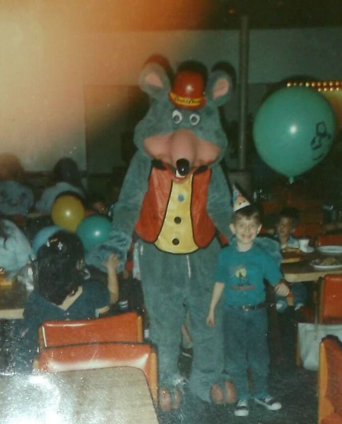 moi au chuck e. cheese pour mon 6e anniversaire en 1988