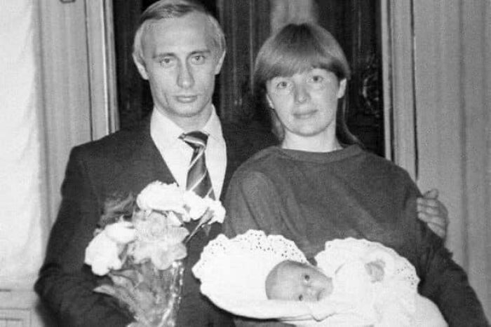 le savais-tu ? on ne sait rien des filles de vladimir putin, yekaterina putina et mariya putina. leur vie reste un secret absolu. les deux filles sont nées à dresde, en allemagne de l’est, au milieu des années 80.