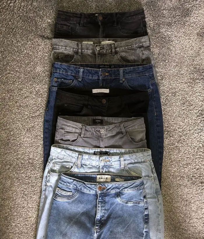 Au cas où tu te demanderais pourquoi les femmes sont si frustrées par les tailles de nos vêtements – chaque paire de jeans représentée est une taille 12.