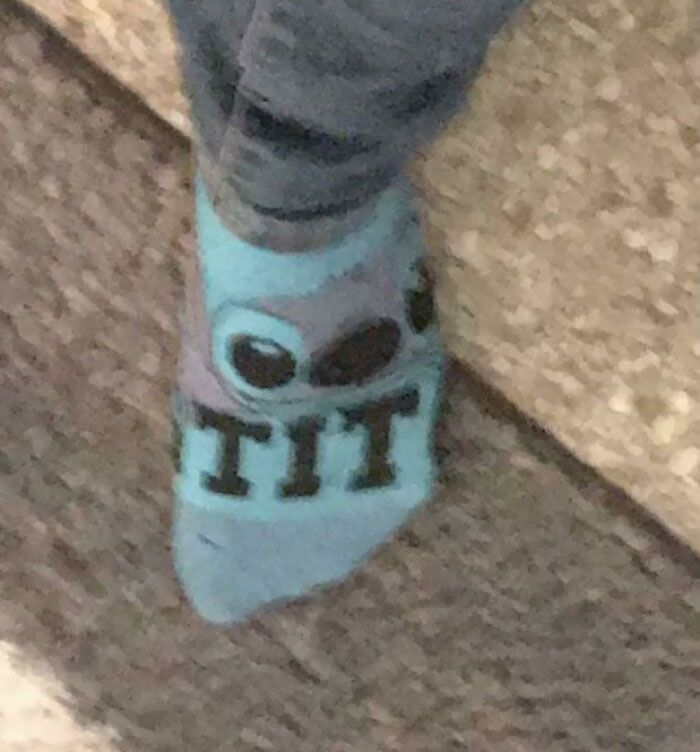 les chaussettes sont censées indiquer “point” mais quand tu les enfiles, elles ressemblent à ça