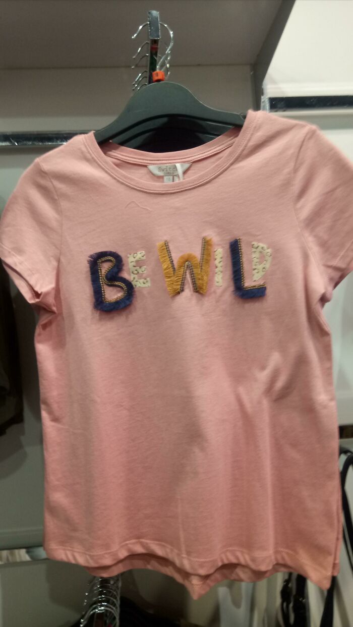 Le t-shirt est censé dire ‘be wild’ mais on dirait qu’il dit juste ‘bwl’.