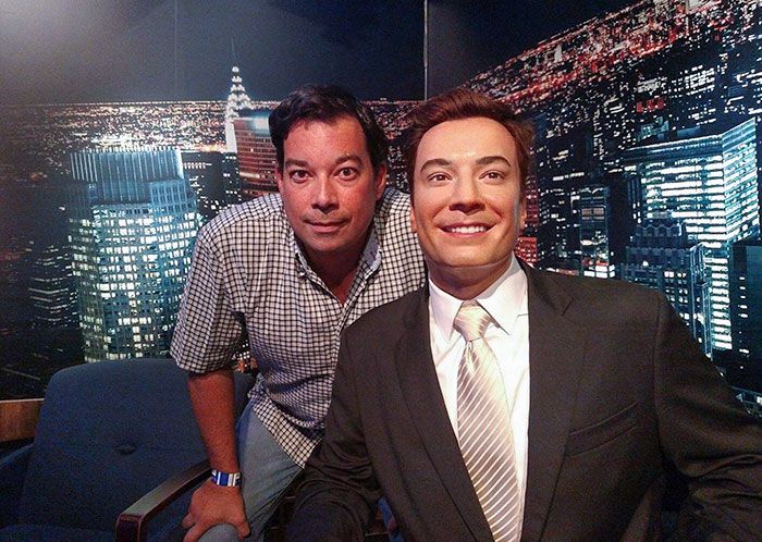 Voici mon père et la figurine de cire de Jimmy Fallon. On nous regarde beaucoup en public.