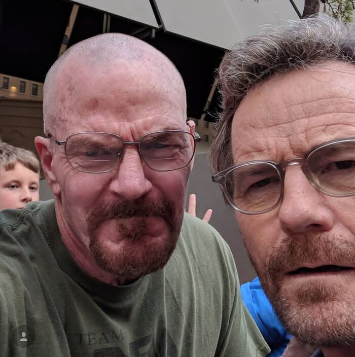 On m’a dit que j’étais le sosie de Bryan Cranston depuis le début de breaking bad. Je suis allée à san diego pour le comicon l’été dernier pour pouvoir le voir et constater par moi-même. Je n’ai pas été déçue. Je suis l’auteur de cette photo, c’est moi à gauche.