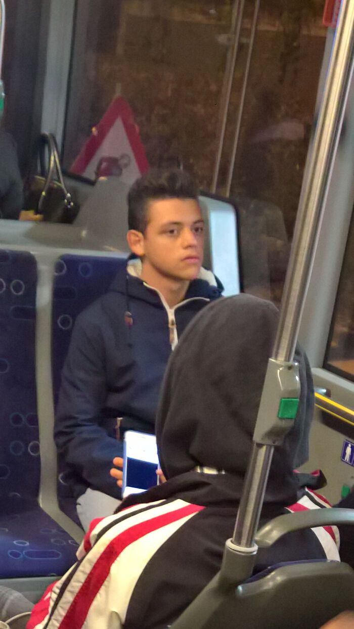 a repéré un jeune sosie de mr robot dans le bus