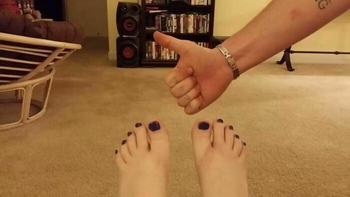 La femme est trop enceinte pour se peindre les ongles des pieds.