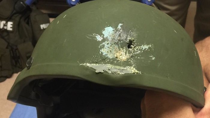 la police d’orlando a partagé cette photo sur twitter montrant l’endroit où une balle a frappé le casque d’un officier. la vie de l’officier a été sauvée grâce au casque.