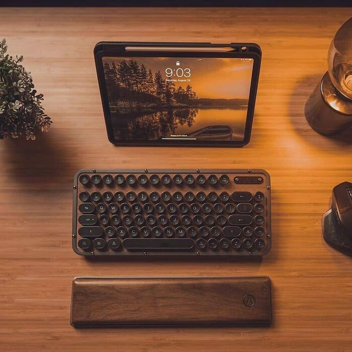 la collection retro classic d’aziocorp combine des matériaux authentiques et une technologie innovante dans une forme inspirée du vintage pour inspirer tes tâches quotidiennes.