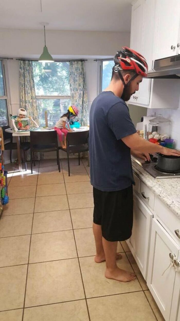 Son bébé porte un casque de protection, alors toute la famille porte un casque maintenant.