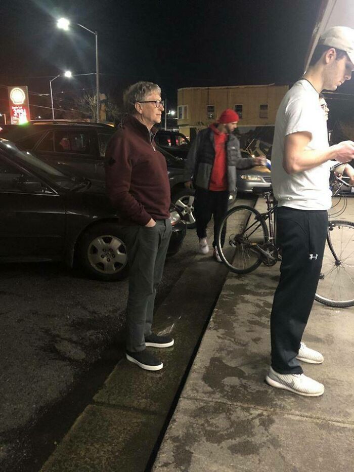 bill gates fait la queue pour un hamburger comme un citoyen normal