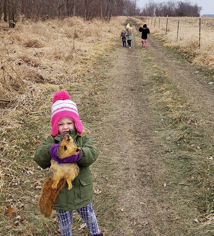 introduisant, mon enfant du milieu (veuillez noter les 3 autres enfants qui jouent normalement au loin). elle a trouvé un écureuil décédé et était super excitée.