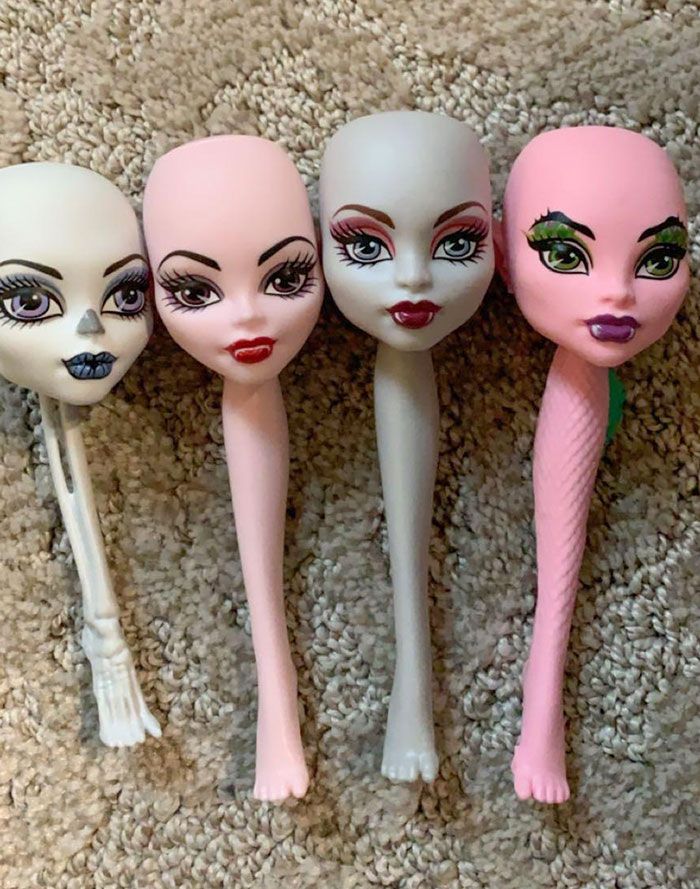 ma sœur et moi avions l’habitude d’arracher la tête des poupées monster high et de l’attacher à leurs mollets