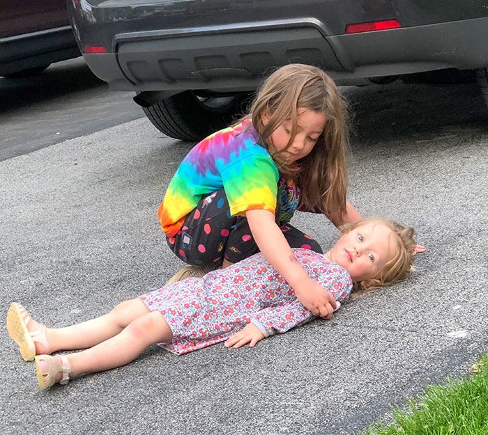 Mes filles voulaient jouer avec de la craie à l’extérieur. Je suis sortie pour les rejoindre en train de monter une fausse scène de crime.