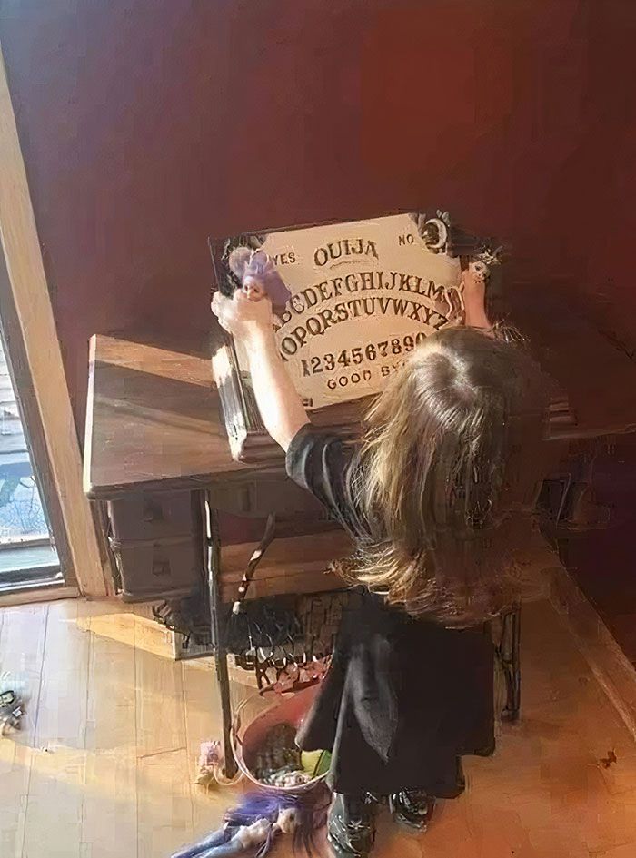 Ma fille de presque 3 ans a trouvé notre planche ouija et l’utilise pour pratiquer ses abc et ses chiffres.