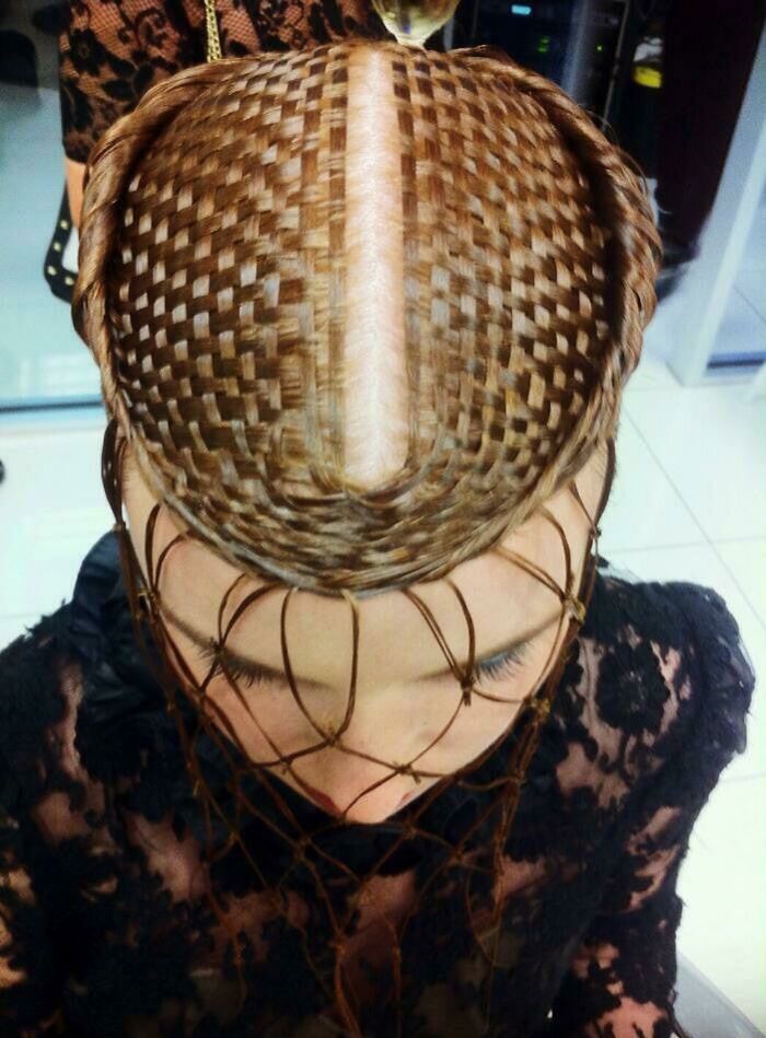 Cette coiffure me met vraiment mal à l’aise.