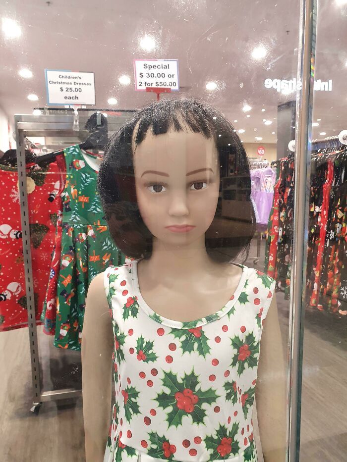 Mannequin dans un magasin local. Son visage en dit long.