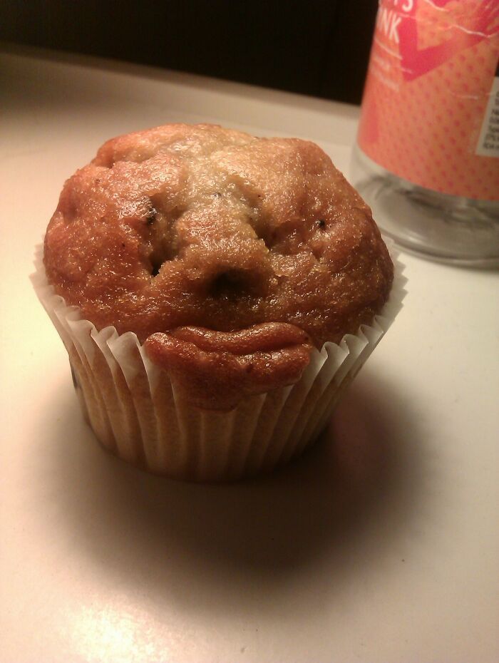 Ce muffin est sorti tout droit du paquet et m’a donné un visage insolent.