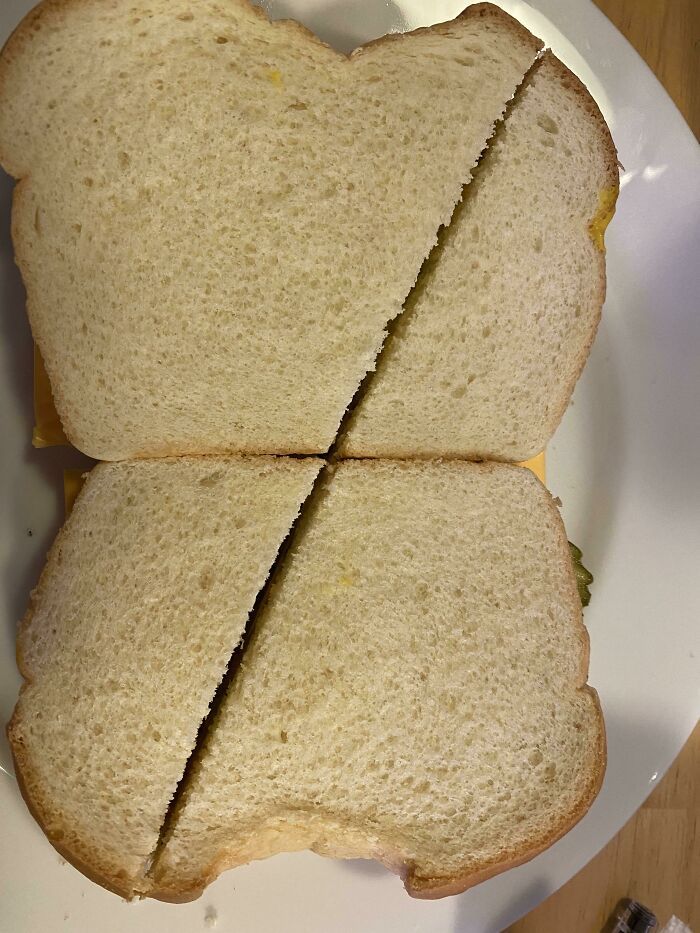 Le petit ami a préparé un déjeuner. Qui coupe des sandwichs comme ça ?