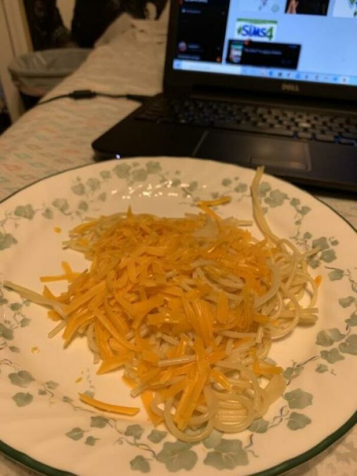 Mon copain n’aime pas la sauce tomate sur ses nouilles alors c’était sa solution :/.