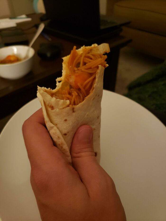 Mon petit ami (38m) pense que c’est bien de transformer n’importe quel aliment en un repas de type sandwich. Ici, il te propose son stir-fryjita.