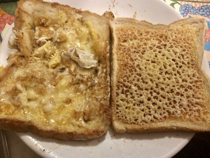 Mon copain s’est fait un pain aux œufs et du fromage sur des toasts.