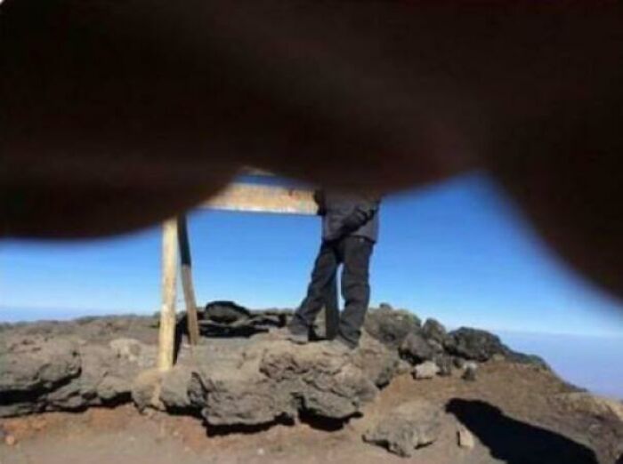 Un homme a pris une semaine de congé pour escalader le mont Kilimandjaro et récolter des fonds pour une œuvre de charité. C’est la photo que son guide a prise au sommet avant que le téléphone ne tombe en panne.