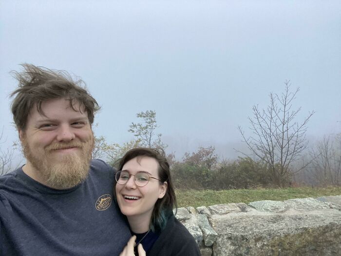 Voici ma femme et moi au point le plus élevé de Skyline Drive, qui surplombe la majestueuse vallée de Shenandoah.