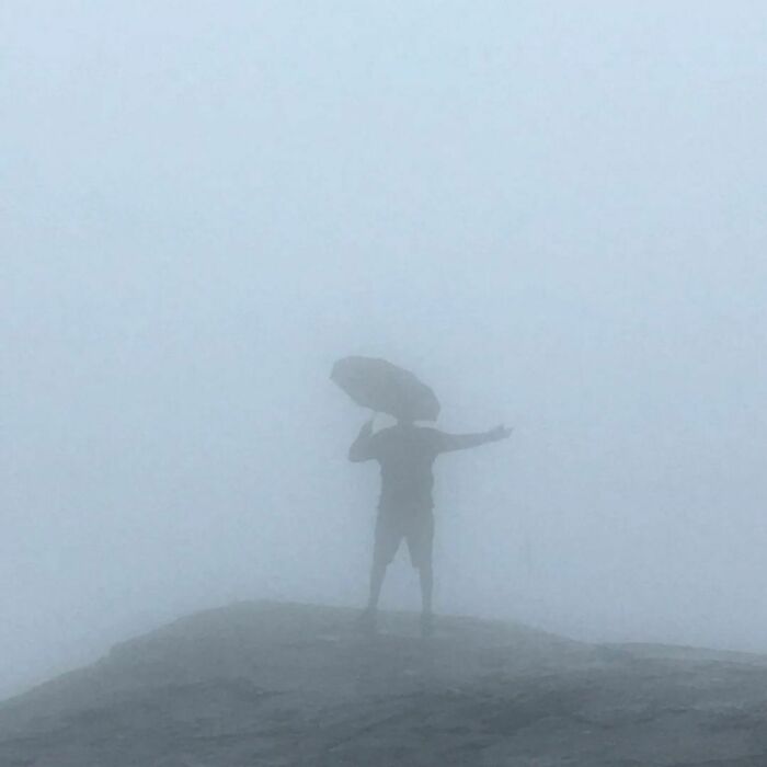 malheureusement, ces images ne sont pas une blague de poisson d’avril. c’est vraiment la vue que nous avons eue après avoir fait la randonnée du célèbre preikestolen. nous avons dû nous fier à google images pour voir la vue.