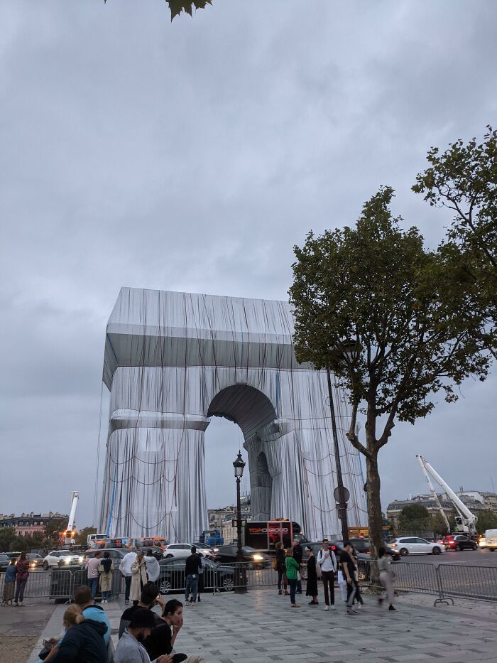 J’ai enfin pu voyager à Paris et l’arc de triomphe ressemble à ça. C’est un projet “artistique”.