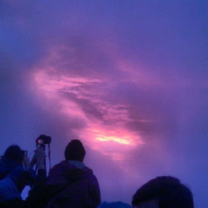 au sommet d’un volcan, en attendant que le lever du soleil se matérialise. grâce aux nuages, c’était la meilleure vue que nous ayons vue