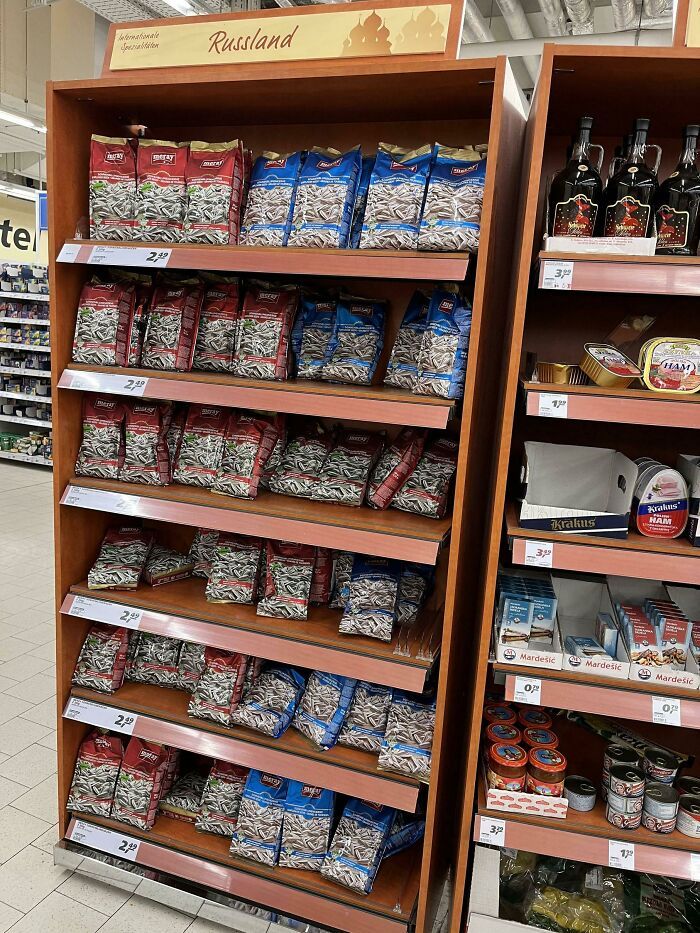 Un supermarché allemand a retiré tous les produits russes de son rayon russe et les a remplacés par des graines de tournesol.