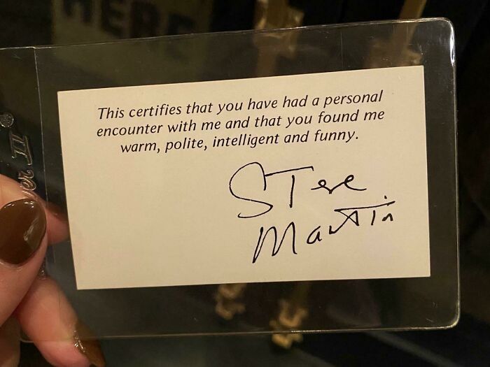 Si tu rencontres par hasard Steve Martin, il te donne une carte comme preuve que tu l’as rencontré.