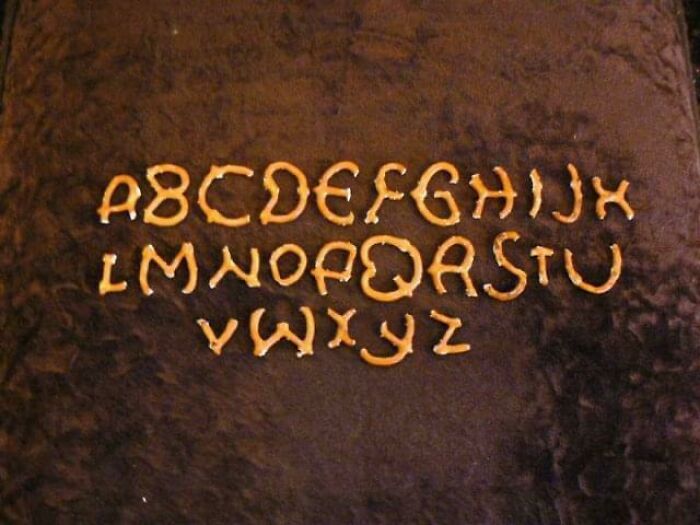 j’ai fait un alphabet en mangeant soigneusement des parties de bretzels