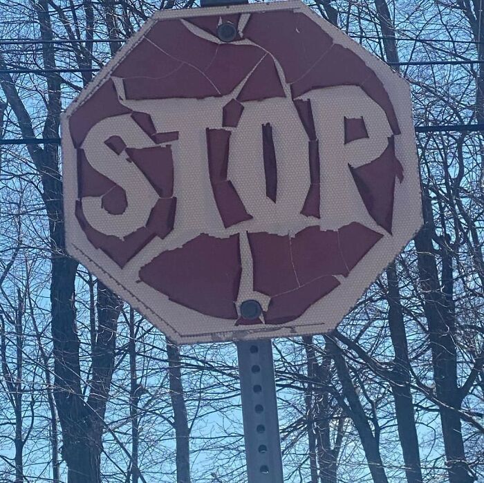 un panneau stop dans ma ville est si vieux qu’il est devenu le logo d’un groupe de death metal