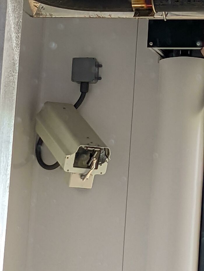 La caméra de sécurité à l’intérieur de la station de lavage est équipée d’un essuie-glace.