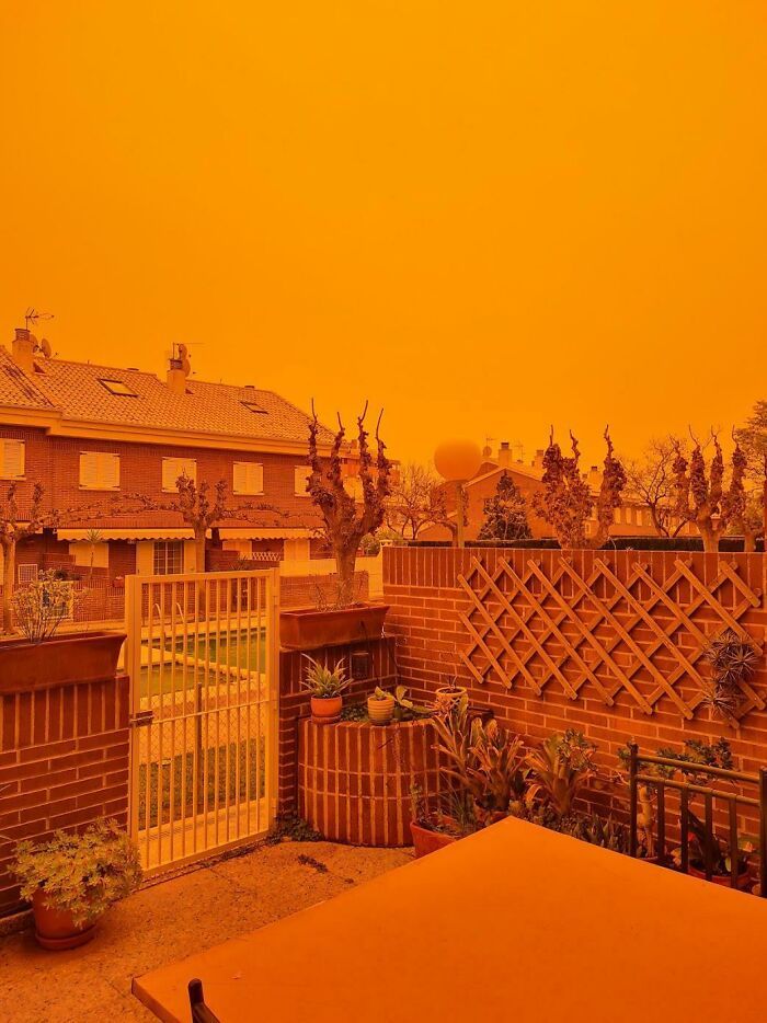 Aujourd’hui, le ciel de Murcie, en Espagne, est devenu orange à cause de la poussière du Sahara.