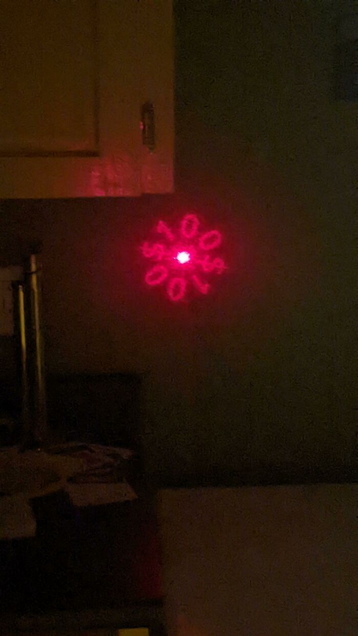 Tirer un laser à travers la feuille d’érable transparente sur la monnaie canadienne projette la valeur sur le mur.