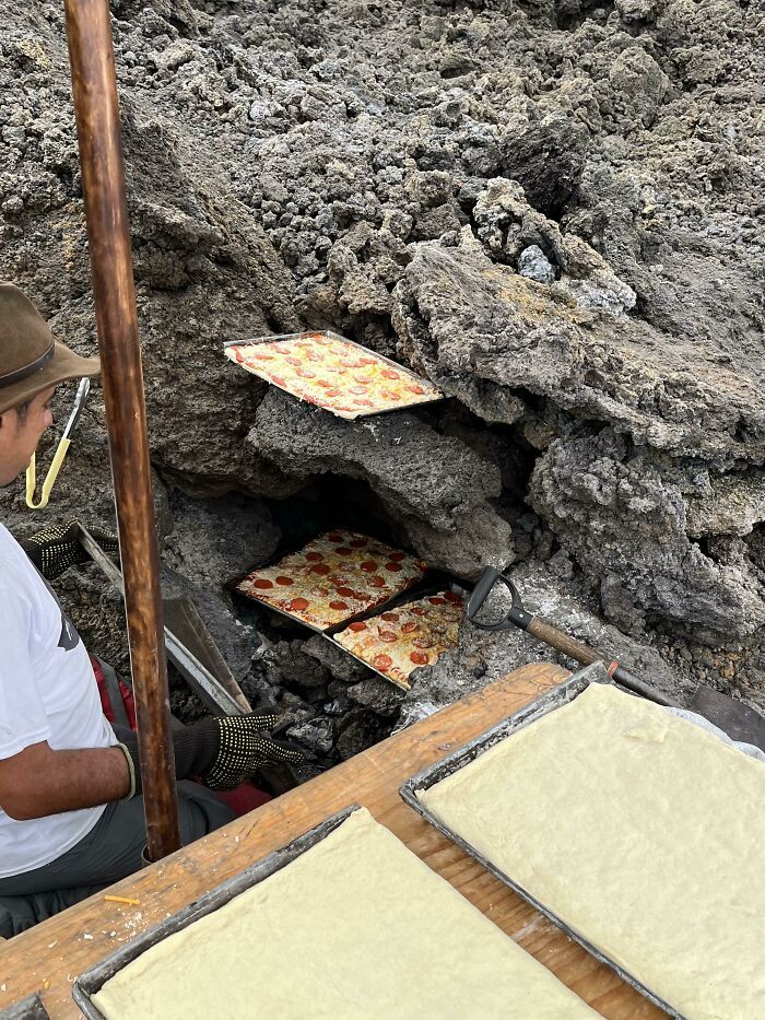 Ce type fait des pizzas en utilisant des évents volcaniques sur le volcan de Pacaya au Guatemala.