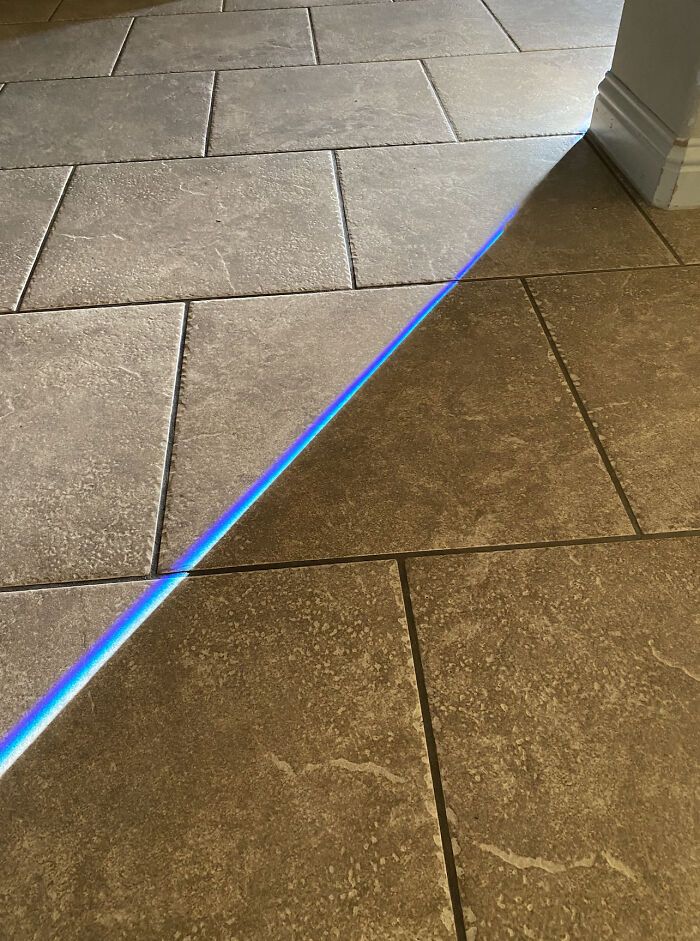 la façon dont le pilier dans ma maison a divisé le rayon lumineux en seulement la couleur indigo