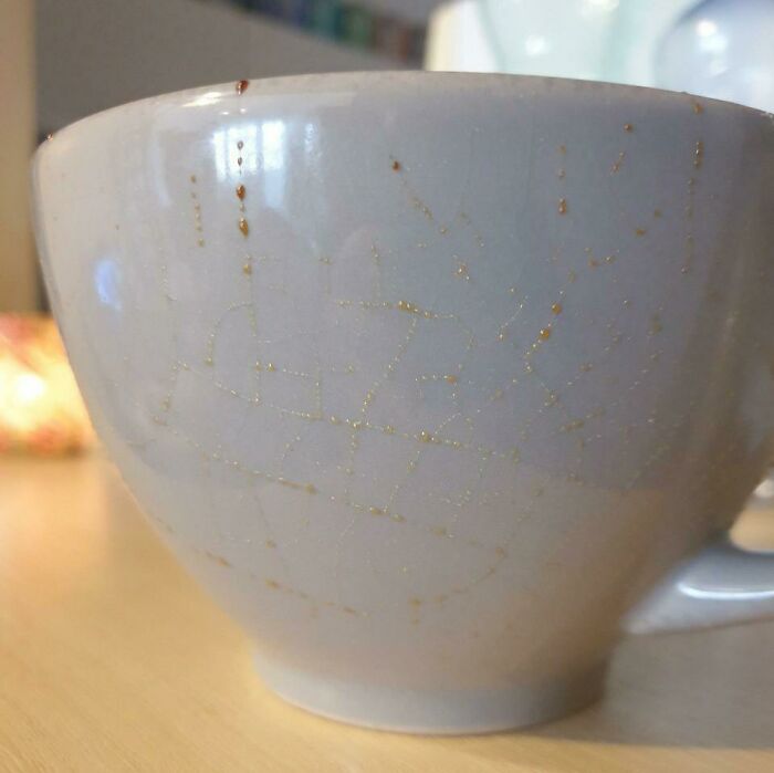 ma tasse fait transpirer le thé par les fissures de la céramique